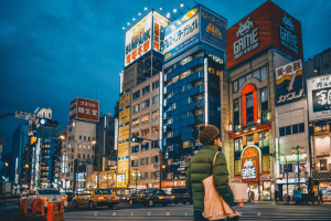 遗忘已经过去的坎坷和委屈，把更多的精力用来记取眼前的快乐和未来也许会出现的曙光！